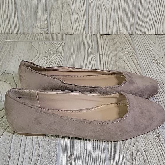 Isaac Mizrahi Taupe Scalloped Edge Slip On Flats Womens Size 9 - Picture 2 of 11